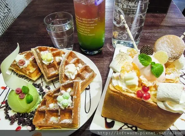 桃園內壢甜點午茶義大利麵餐廳 Charming 蜜糖吐司冰淇淋 抹茶紅豆冰淇淋鬆餅 銀河維也納漸層飲料(附菜單價位...