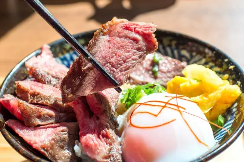 《兩斤家廚房 1.2KG Kitchen》choice等級 炙燒牛排丼飯 - 卡琳。摸魚兒趣