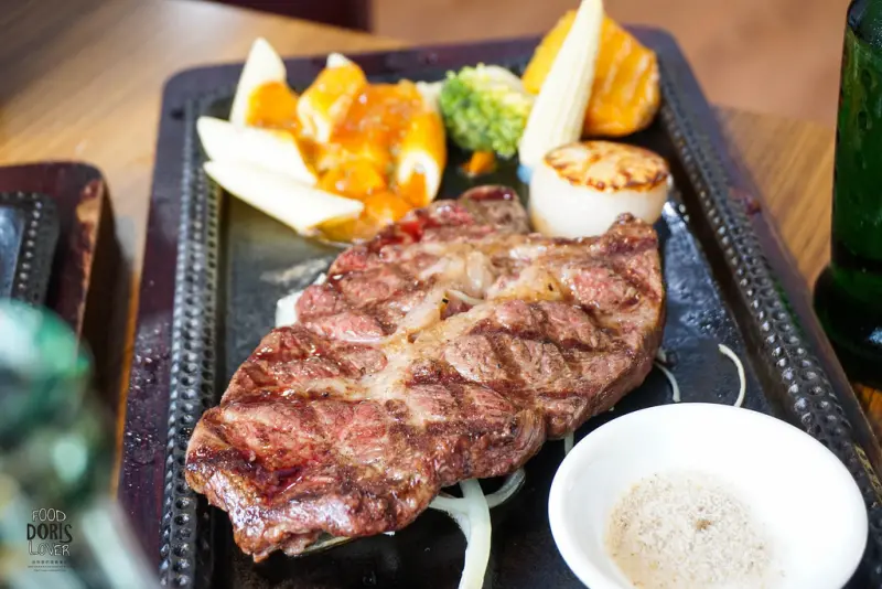 《食記》桃園中壢【肯牛鮮切岩烤牛排(KENS STEAK)】平價海陸雙併X80盎司牛排限時吃完免費送X自製盆栽奶酪