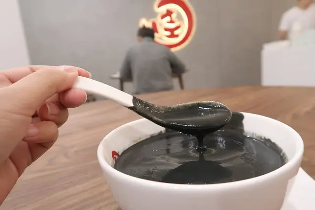 【台北美食】佳佳甜品|必吃的絕對不是芝麻糊!米其林推薦來自香港的甜品店~香港女人保養的秘密都在這一碗啦!市府站美食/港式甜湯@鮪魚的奶奶