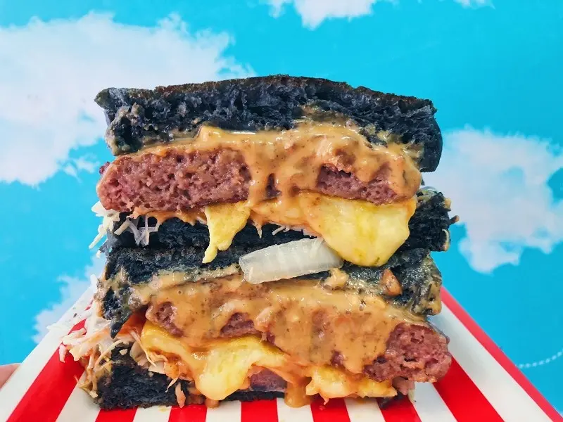 【台北｜行天宮站】走拉號竹碳吐司早午餐＿黑潮來襲擋不住的誘惑＿流不停的花生醬及雙色乳酪