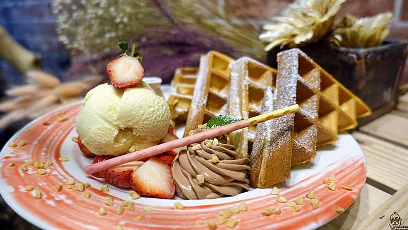 『桃園。美食』 SamCoffee 山姆咖啡｜獨家秘方鬆餅超威，甜點擺盤好美好好吃，桃園新開的超實力派咖啡廳推薦。