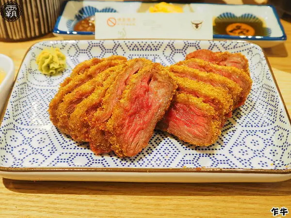  乍牛炸牛排專賣，粉嫩炸牛排，誘人的牛排在鍋上滋滋作響！              