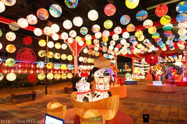 【台南。中西區】新光三越百貨。台南新天地。2018新光三越綵燈節。福犬迎新春。百燈耀西門