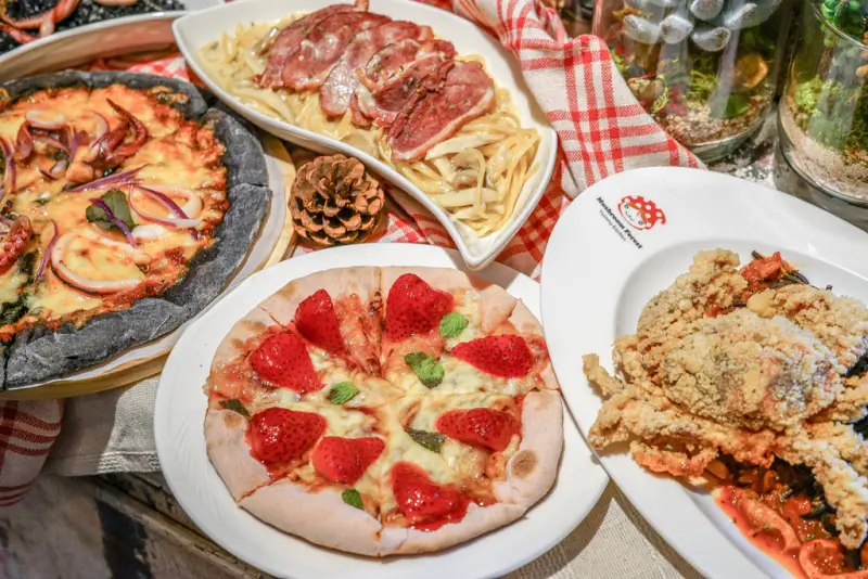  蘑菇森林義式廚房Mushroom Forest X魔王 台北中正區 鄉村森林風餐廳 粉紅草莓披薩好吃又夢幻 酥炸軟殼蟹義大利麵 墨魚海鮮披薩 捷運西門站 內文有店加資訊