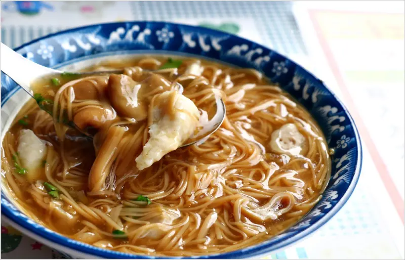 【高雄】龍華市場紅麵線‧龍華市場純手工麵線 來碗綜合麵線糊 魚焿 肉焿 大腸一次吃透透