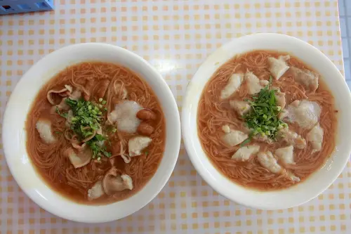 吃。高雄|左營區|龍華市場。純手工麵線，口感中規中矩，整體餐點定價合理「紅麵線」。