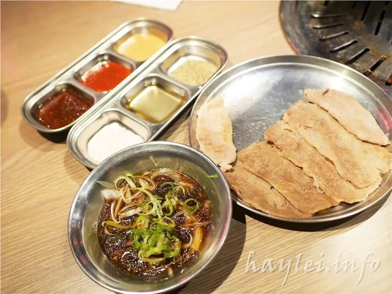 五花肉KR mini韓國烤肉BBQ韓式燒肉吃到飽-先醃後烤的美味肉品，讓我欲罷不能，韓式炸雞、海鮮煎餅等熟食小菜很有水準，自助吧肉豪邁，泡麵機自己煮，大口享受韓式烤肉的暢快～台中南屯-防曬偏執狂藍子