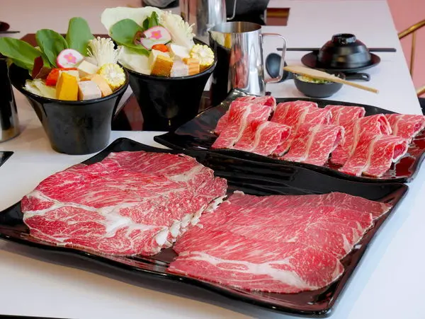 [食記]   台北 - 松山/小巨蛋、南京三民【夠夠肉火鍋-光復店】火鍋控請注意，比臉大的肉肉夠不夠