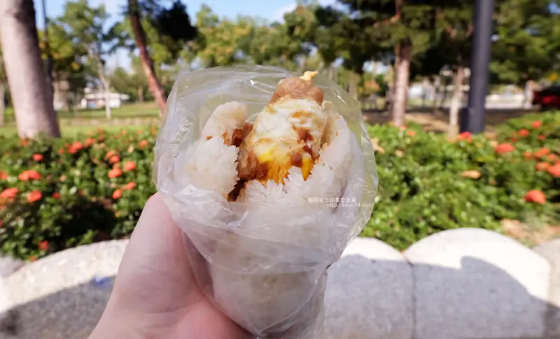 台中太平│台中小鎮長億加油站飯糰行動攤車-推薦包進肉排跟荷包蛋的招牌飯糰.也有紫米飯糰喔~ - 藍色起士的美食主義