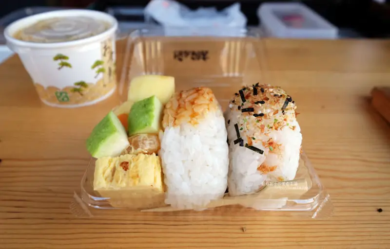 台中太平│陳氏朝食-新光國小對面早餐盒會附上水果和玉子燒組合的日式飯糰 - 藍色起士的美食主義