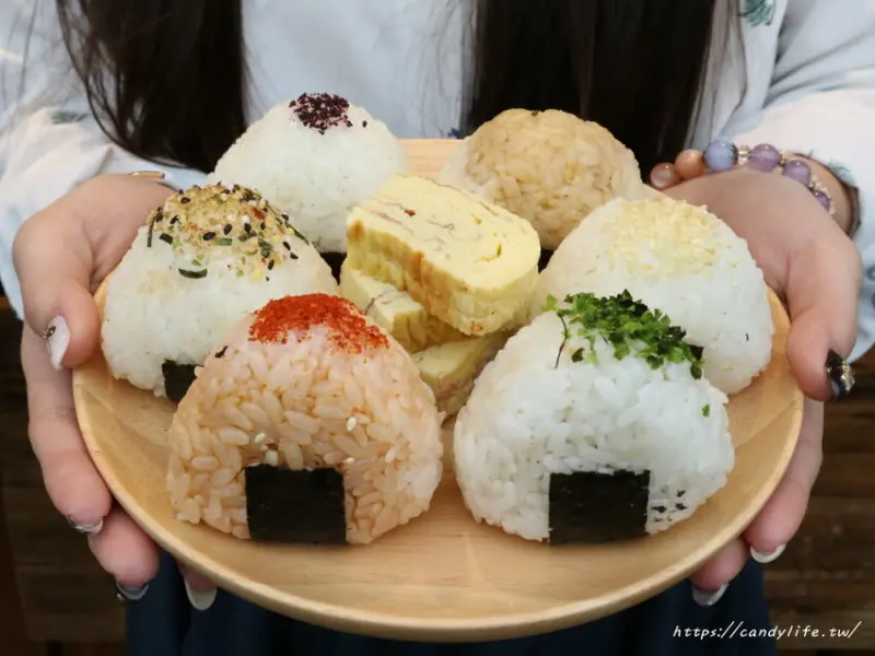 陳氏朝食｜台中可愛日式飯糰，只有平日早上吃的到，口味超多可以選，餐盒裡頭還有附水果～