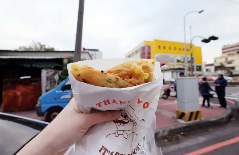 台中豐原│豐原文具旁蔥油餅-薄酥香好吃.吃完覺得買太少了啦 - 藍色起士的美食主義