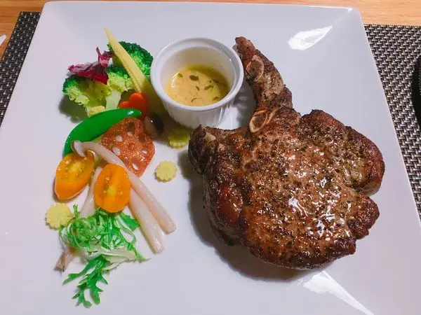 新竹市北區 民富街 Uptown Bistro 上城小館 香煎豬排好吃，鴨胸吃不太習慣~