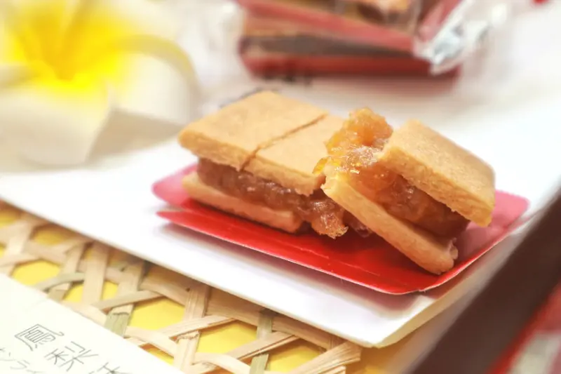 滋養製菓。夾心餅乾？鳳梨酥？爽脆紮實的金黃酥餅、麥芽口感般的鳳梨餡，抹上白巧克力的傳統新滋味