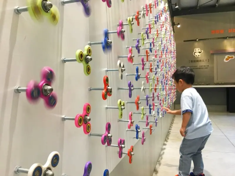 【旅遊】陀陀螺Totolo全台唯一指尖陀螺博物館|超療癒指尖陀螺牆小孩瘋狂轉、全世界最大最小陀螺都在這、5項指尖陀螺闖關遊戲盡情玩