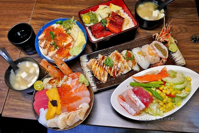 吃。新北中和《悅勝丼飯.生魚片.壽司專賣店 中和店》美味平價的生魚丼，新鮮一級棒，離捷運站更近更方便囉。中和日本料理推薦。景安捷運站日本料理推薦