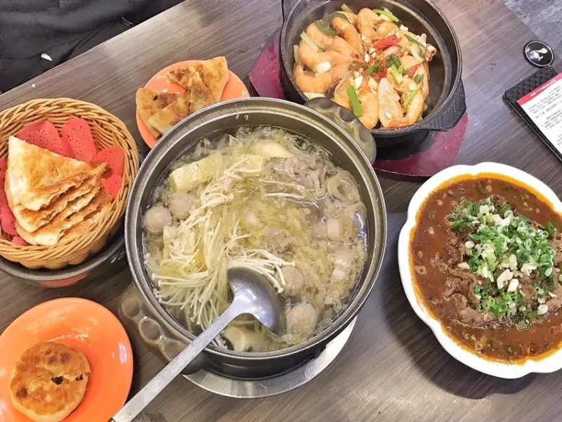 【美食】台中豐原─正海城北方美食館─噴汁餡料─道地酸菜白肉鍋─古法製成─純手工─愛評體驗券