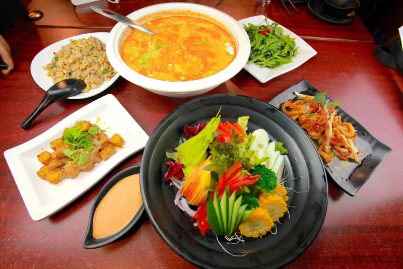 吃。高雄｜新興區，日式燒烤＋台式快炒，歡樂氣氛「喜樂天串燒屋」。