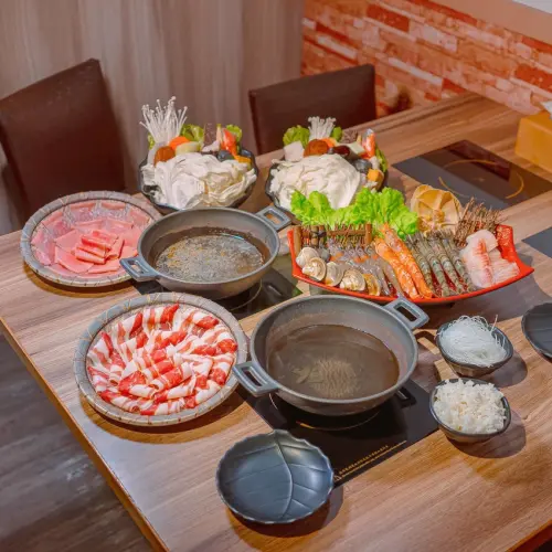 輕甜帶點麻香的獨特絕代雙椒湯底、與特色溫體黑毛豬，澎湃大份量的火鍋 | 【新北 新莊區】揹黑鍋精緻鍋物 Black Hot Pot