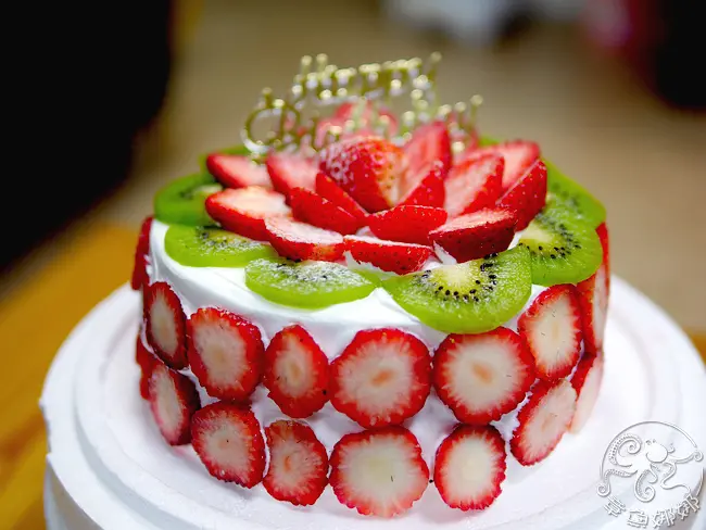 永和在地人蛋糕【逸馨烘焙坊】冬季限定草莓蛋糕，即使不是生日也要買來吃，聽說草莓派也很正！