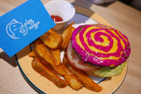 1070207[禮官三小愛台灣]台中市北區寶寶漢堡中友百貨一中商圈寶寶今天看帥哥不爬山吃美味料多實在的火龍果牛肉堡與墨西哥辣椒牛肉堡