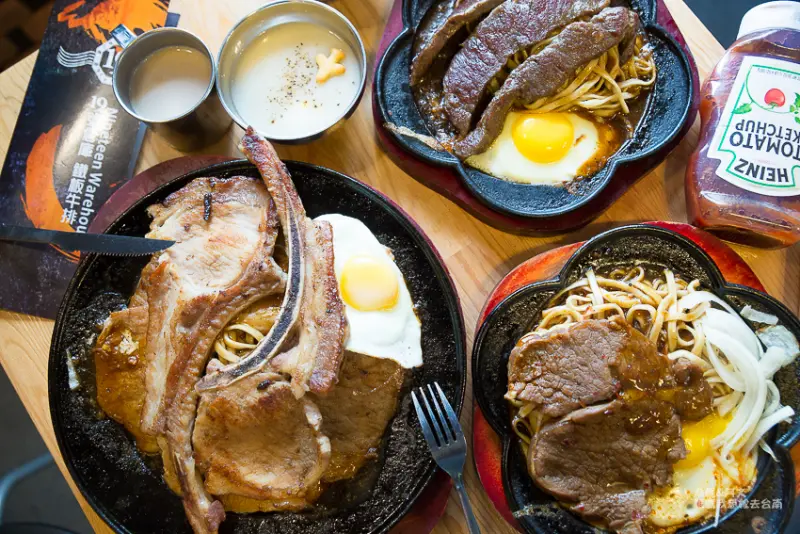 【台南美食】滿滿滿的戰斧豬排好吃又吸睛！飲料提供的竟然是自助式的珍珠奶茶耶~19號倉庫鐵板牛排 新營店