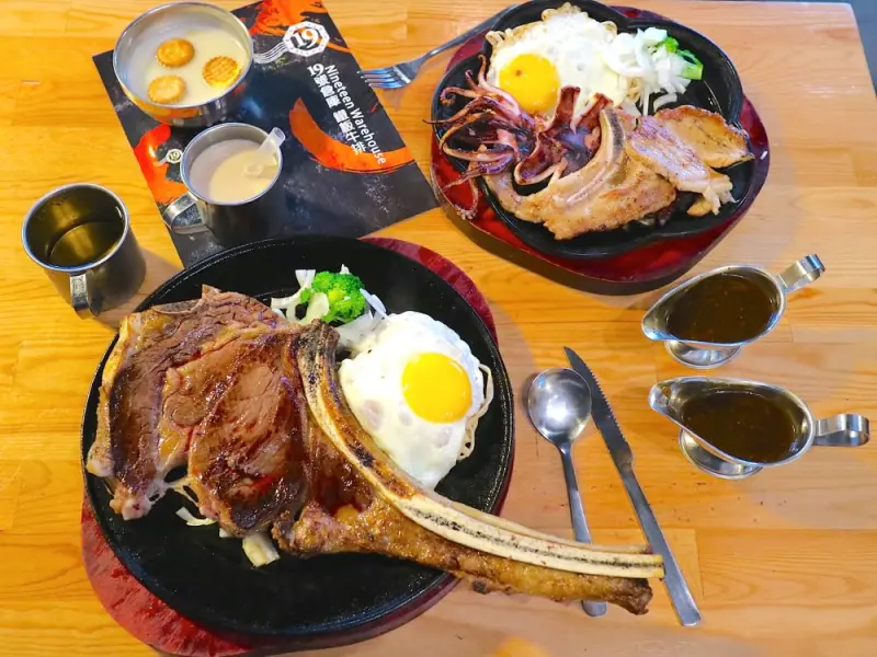 19號倉庫鐵板牛排新營店：安格斯肋眼戰斧牛排，肉甜質佳，巨無霸的超級份量，讓你大口吃肉好過癮，一起加入斧頭幫的行列吧！｜新營火車旁 - 進食的巨鼠