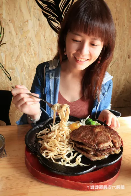 19號倉庫鐵板牛排，台南新營比臉還大的牛排- ㄚ綾綾單眼皮大眼睛