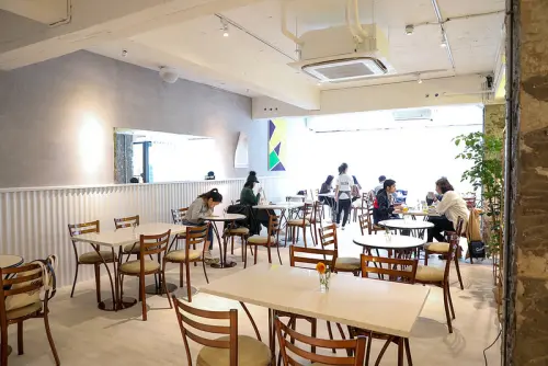 ACME Breakfast CLUB，網美聚集地！藏在三樓的清新早午餐店～（不限時間有插座）