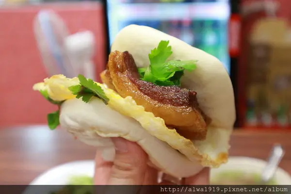 【新竹美食週記】禾日香古早味魯肉飯，充滿熱情的滷肉飯鮮香不油膩。有夢最美！家人團結，好有愛的小吃店。