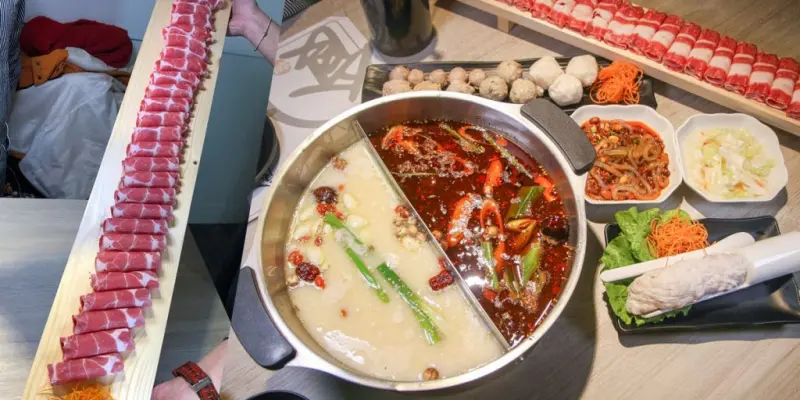 驚人霸氣肉盤，香麻不刺激的食鍋麻辣火鍋、鴛鴦鍋，精選聚餐不冷場 - 跟著尼力吃喝玩樂＆親子生活
