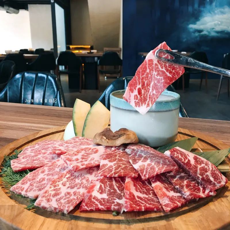 『台中南屯區』悠熹燒肉 YOSHI 台中公益店。情人節首選燒肉店，邊吃燒肉還有月球可以看，二樓也有網美拍照聖地！