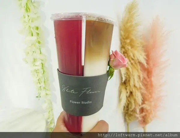 台北飲料花店 白色花藝 White Flower ft. 白色鯨魚 玫瑰雙色風格杯 情人節的小浪漫 兩種口味一次滿足(附菜單價位參考...