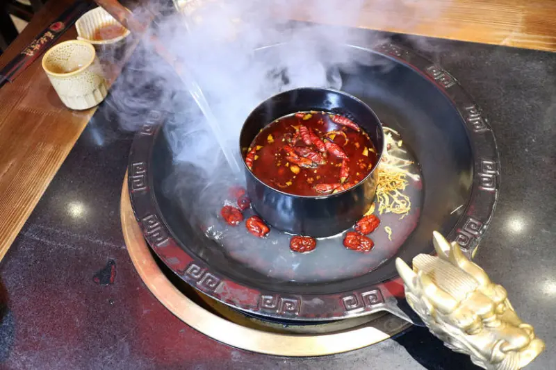 (中山國小站)台北麻辣鍋-蔡記隆府 龍頭寺老灶火鍋,中山區麻辣火鍋,感受舌尖麻辣的刺激感,多人聚餐地點