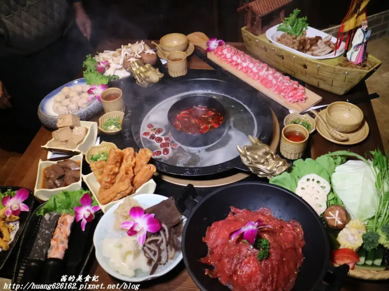 【台北中山區】雙頭龍麻辣鍋『蔡記隆府 龍頭寺老灶火鍋』巴蜀麻辣嫩牛肉片/無骨牛小排/手工丸子拼盤/捷運中山國小