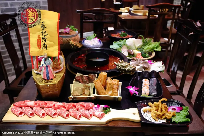 【食。台北】蔡記隆府 龍頭寺老灶火鍋〜正宗道地的重慶麻辣鴛鴦鍋。皇上吉祥！霸氣龍頭銅鍋，美味如朕親臨！