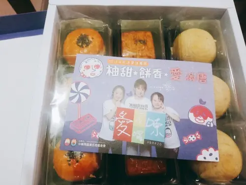 開箱 來自朋友的年節禮盒 好吃又能助人的喜憨兒烘培月餅─愛不囉嗦