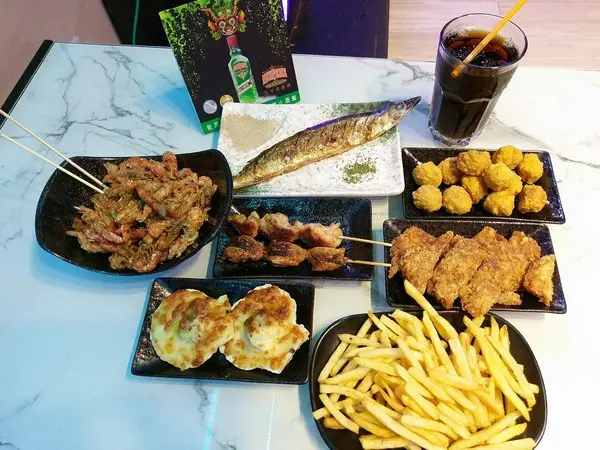 Virgo炭燒夜食-林森北路巷弄內酒bar  除了酒品選擇多樣  烤物炸物也不賴  店內備有鏢機  不管要約會或開趴都適合(附菜單)              