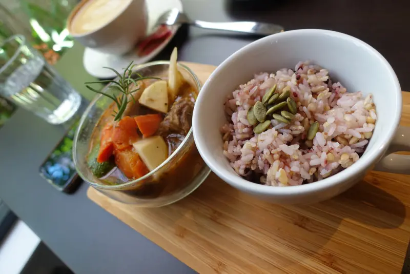 (胖樺食記)永康街推薦咖啡廳” AMOS Bistro”/捷運東門站/商業午餐/早午餐下午茶/好吃的義大利麵牛腩飯/酒吧