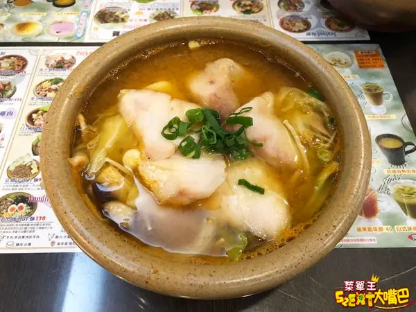 【甘泉魚麵菜單價位大公開】湯頭濃郁的各式湯麵冬天的首選～台中大業路必吃美食小吃餐廳推薦！招牌菜藥膳羊肋條麵、薑燒麻油雞腿肉麵。