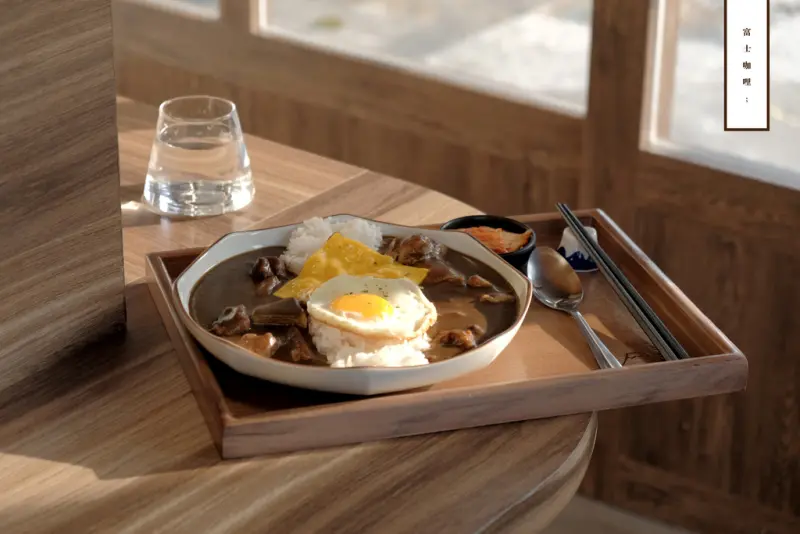 台北 富士咖哩 Fuji Curry，落日餘暉下的台式口味咖哩飯。六張犁站/大安區【男子的日常生活】