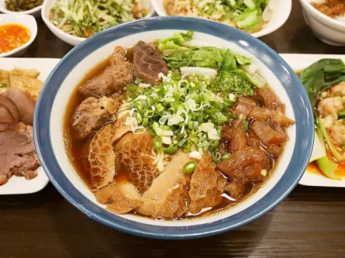 條條有理-台中大墩路巷弄內推薦麵食  環境舒適到像吃早午餐  餐點都夠水準  午餐、晚餐都想拜訪              