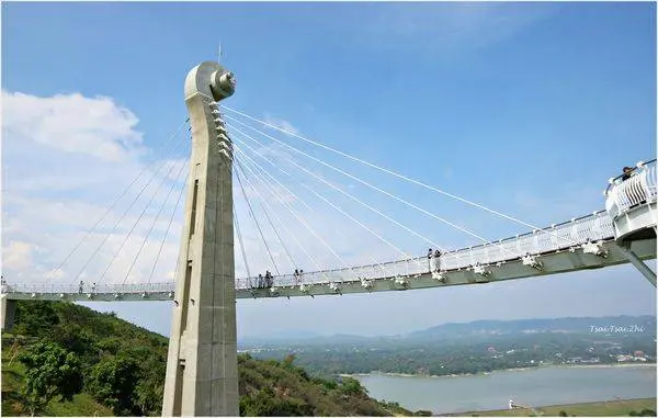 [高雄岡山]崗山之眼:2018年高雄新地標|琴弦之美的天空廊道，漫步雲端高雄美景盡收眼底|含交通資訊、接駁車搭乘介紹