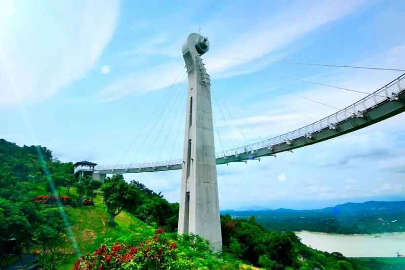 高雄旅遊景點/崗山之眼天空廊道，享受漫步雲端眺望整個大高雄美景 - Ann‧榜哥‧生活事務所