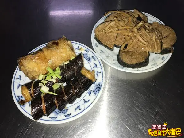 【五義素食麵菜單價位大公開】在地飄香數十年的素食老麵店～彰化必吃美食小吃餐廳推薦！招牌菜乾麵、海苔捲、素魚、豆包湯。