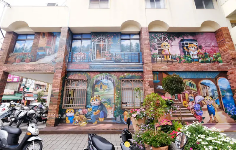 台中太平│太平區公所3D石虎家族彩繪-超大兩層樓高的彩繪牆.石虎家族和花卉主題吸睛好看 - 藍色起士的美食主義
