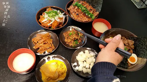 日式宵夜餐廳川牛木石亭。燒肉丼飯。無料雞白湯。直火炙燒鎖住肉汁。