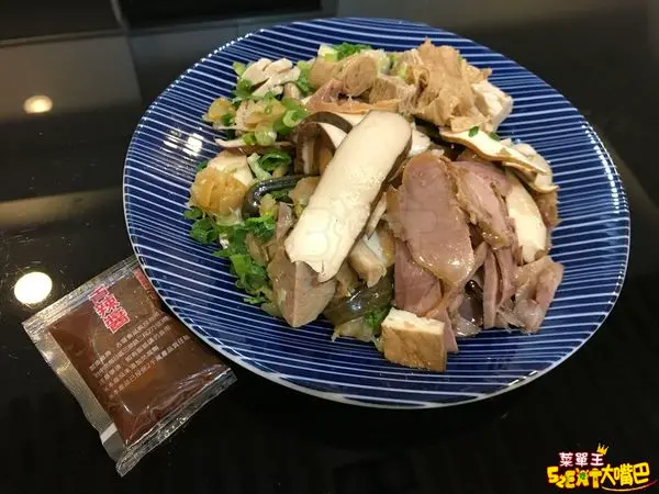 【古厝滷味菜單價位大公開】現點現切平價好吃的街頭冷滷小攤～台中必吃美食小吃餐廳推薦！招牌菜豆包、百頁豆腐、豬頭皮、海帶。