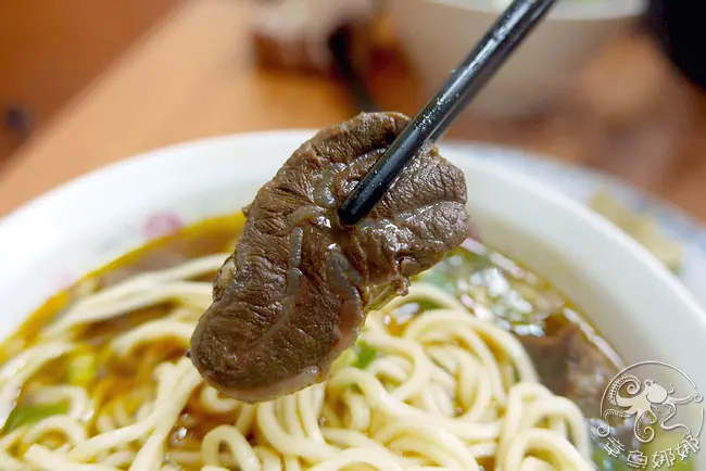 永和在地深耕老店/捷運美食【老黃牛肉麵】從小吃到大的好滋味，物價上漲價格還是算親民，味道不變；排隊人龍卻變長。